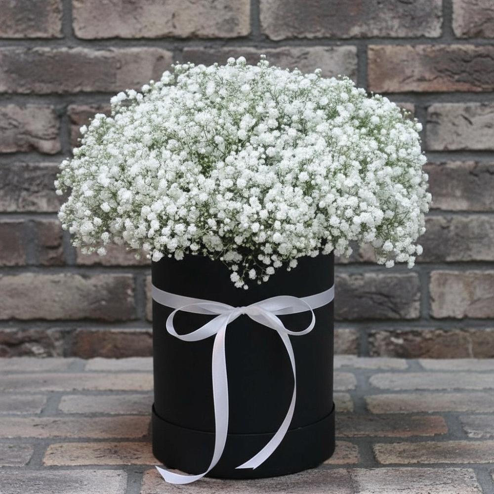 Цветочная композиция из Гипсофила в шляпной коробке в Зязикове-Юрте