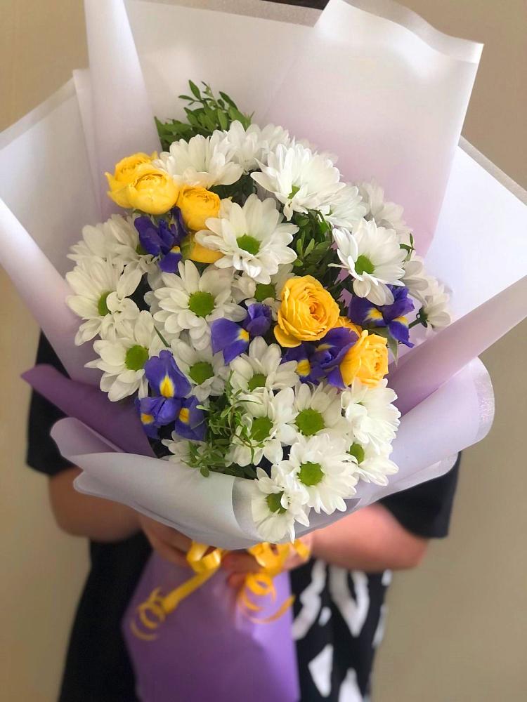 Букет цветов из: Ирисы, Хризантемы и Розы в Зязикове-Юрте