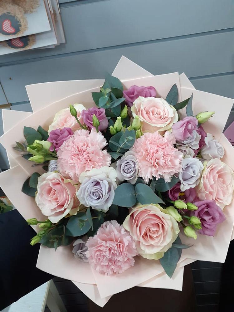 Букет цветов из: Розы, Гвоздики и Лизиантусы в Зязикове-Юрте